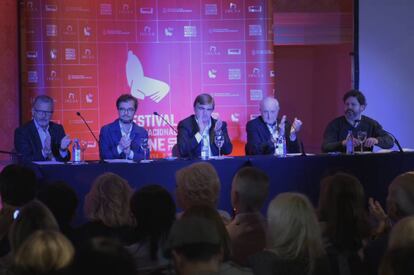 Martínez Suárez, Fernando Martín Peña (ambos a la izquierda) y el resto de las autoridades.
