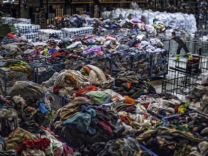 Fábrica de reciclaje textil cercana a Barcelona en la que se gestionan unas 10.000 toneladas de ropa al año.