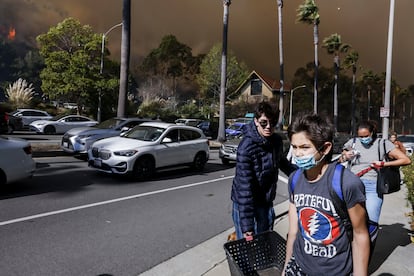 Las autoridades y vecinos de los barrios afectados han pedido a través de los medios de comunicación a la gente que está saliendo de la zona que dejen las llaves dentro de sus coches para que los equipos de rescate puedan retirarlos y así poder combatir las llamas.