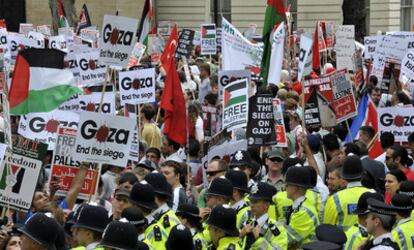 Manifestantes protestan frente a la embajada de Israel en Londres.