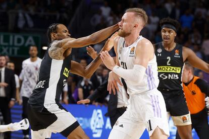 Kevin Punter (a la izquierda), del Partizán, golpea al bosnio Danan Musa, del Real Madrid.