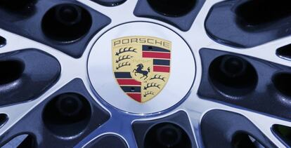 Logo de Porsche en la rueda de uno de sus vehículos.