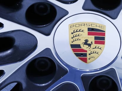 Logo de Porsche en la rueda de uno de sus vehículos.