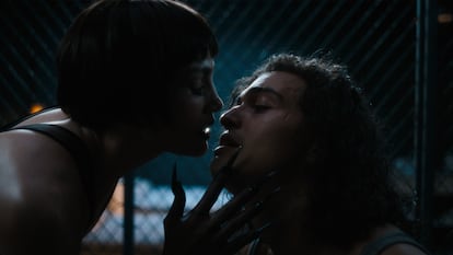 Tonatiuh y Jennifer Lopez, en una escena de la película 'El beso de la mujer araña', dirigida por Bill Condon.