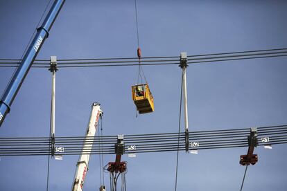 El esqueleto metálico de la cubierta se está fabricando en La Coruña.