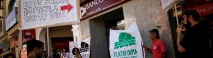 Protestas de la Plataforma de Afectados por la Hipoteca en una sucursal bancaria