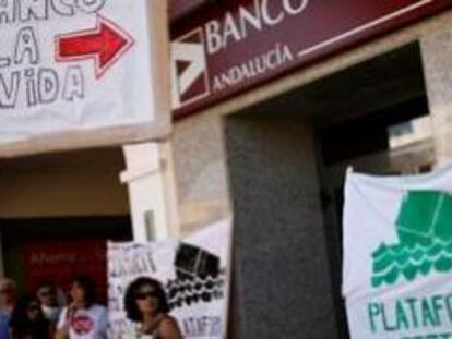 Protestas de la Plataforma de Afectados por la Hipoteca en una sucursal bancaria