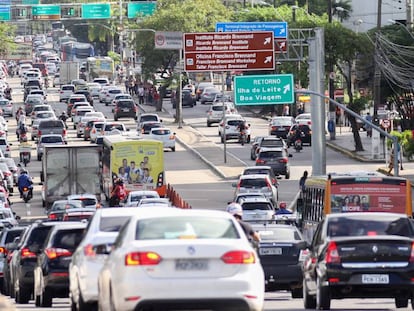 Trânsito na avenida Governador Agamenon Magalhães, uma das poucas vias largas do Recife.