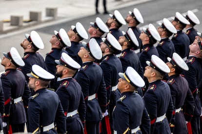 Efectivos militares durante el izado de bandera.