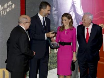 De izquierda a derecha, el presidente del Miami, Eduardo J. Padrón, los Príncipes de Asturias y el ministro de exteriores, José Manuel García Margallo visitan el pabellón de España.