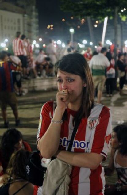 Una joven seguidora se lamenta por el resultado del choque. 