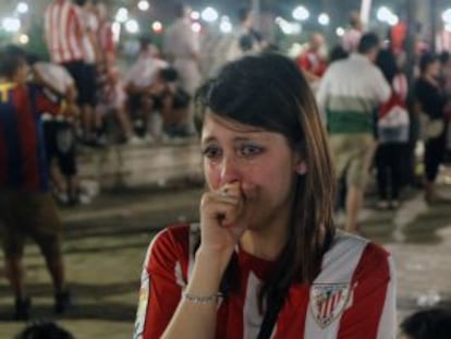 Una joven seguidora se lamenta por el resultado del choque. 