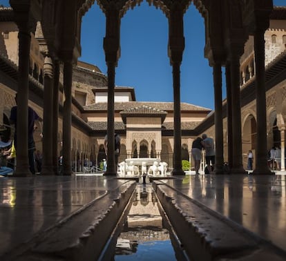 El Patio de los Leones, en la Alhambra de Granada.