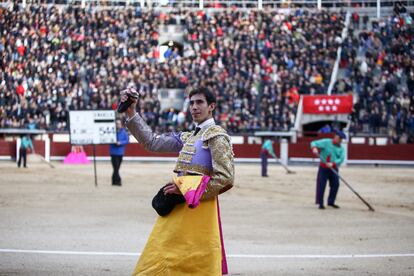 Fortes pasea una oreja en la plaza de Las Ventas, el 25 de marzo de 2018.