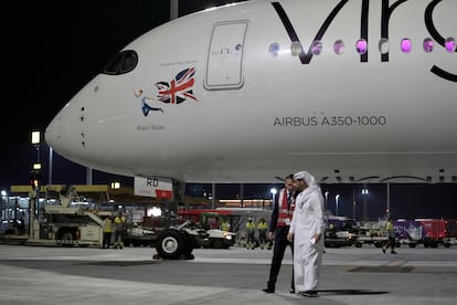 Inglaterra llegó a Qatar en un avión llamado Rain Bow (arcoíris), decorado con el dibujo de un icono LGTBI.