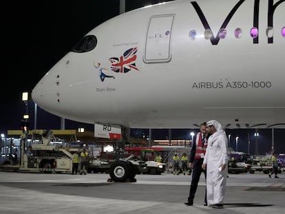 Inglaterra llegó a Qatar en un avión llamado Rain Bow (arcoíris), decorado con el dibujo de un icono LGTBI.