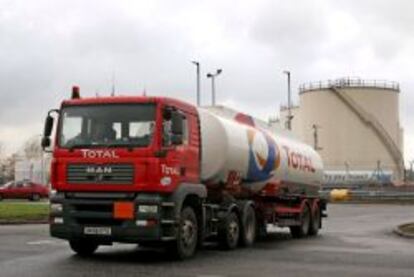 Un camión cisterna sale, tras cargar gasolina, del depósito de combustible de Kingsbury, Reino Unido. EFE/Archivo