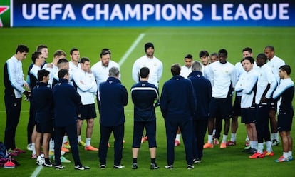Los 'citizens', en torno a su técnico, durante el entrenamiento previo al encuentro de vuelta de octavos de final de la Liga de Campeones.