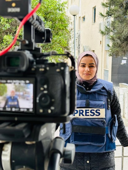 La periodista palestina, Shoroq Shaheen, durante uno de sus directos para la televisión siria, en agosto de 2025 en Ciudad de Gaza. Imagen cedida por la reportera.