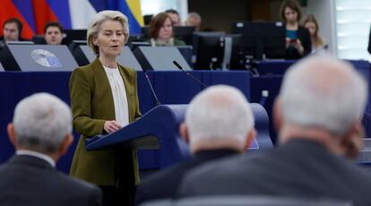 La presidenta de la Comisión Europea, Ursula von der Leyen, se dirige a los eurodiputados, el pasado 24 de abril en Estrasburgo.