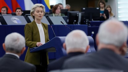 La presidenta de la Comisión Europea, Ursula von der Leyen, se dirige a los eurodiputados, el pasado 24 de abril en Estrasburgo.