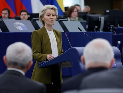 La presidenta de la Comisión Europea, Ursula von der Leyen, se dirige a los eurodiputados, el pasado 24 de abril en Estrasburgo.