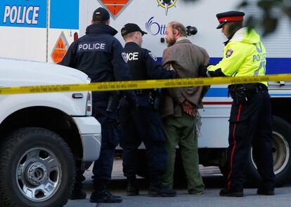 Las fuerzas de seguridad canadienses han detenido a un hombre que se saltó el cordón policial cerca del monumento a los caídos de Ottawa justo cuando se encontraba en la zona el primer ministro, Stephen Harper, el 23 de octubre de 2014.