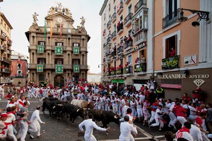 Los toros a su paso por la plaza Consistorial de Pamplona durante el segundo día de los encierros.
