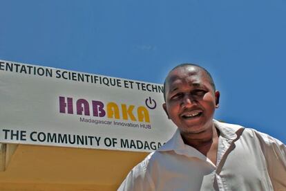 Harinjaka Andriankoto Ratozamanana, delante de la sede del tech hub Habaka, en Antananarivo.