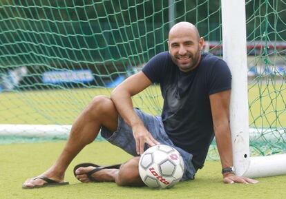 Manuel Pablo posa delante de una porter&iacute;a en uno de los campos de entremaniento del Deportivo.