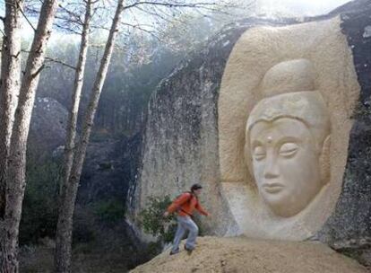 Una de las caras en la ruta del embalse de Buendía, donde dos amigos aficionados a la escultura han dejado en las rocas su impronta.