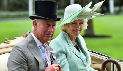 El príncipe Carlos junto a su esposa Camila a su llegada al royal Ascot.