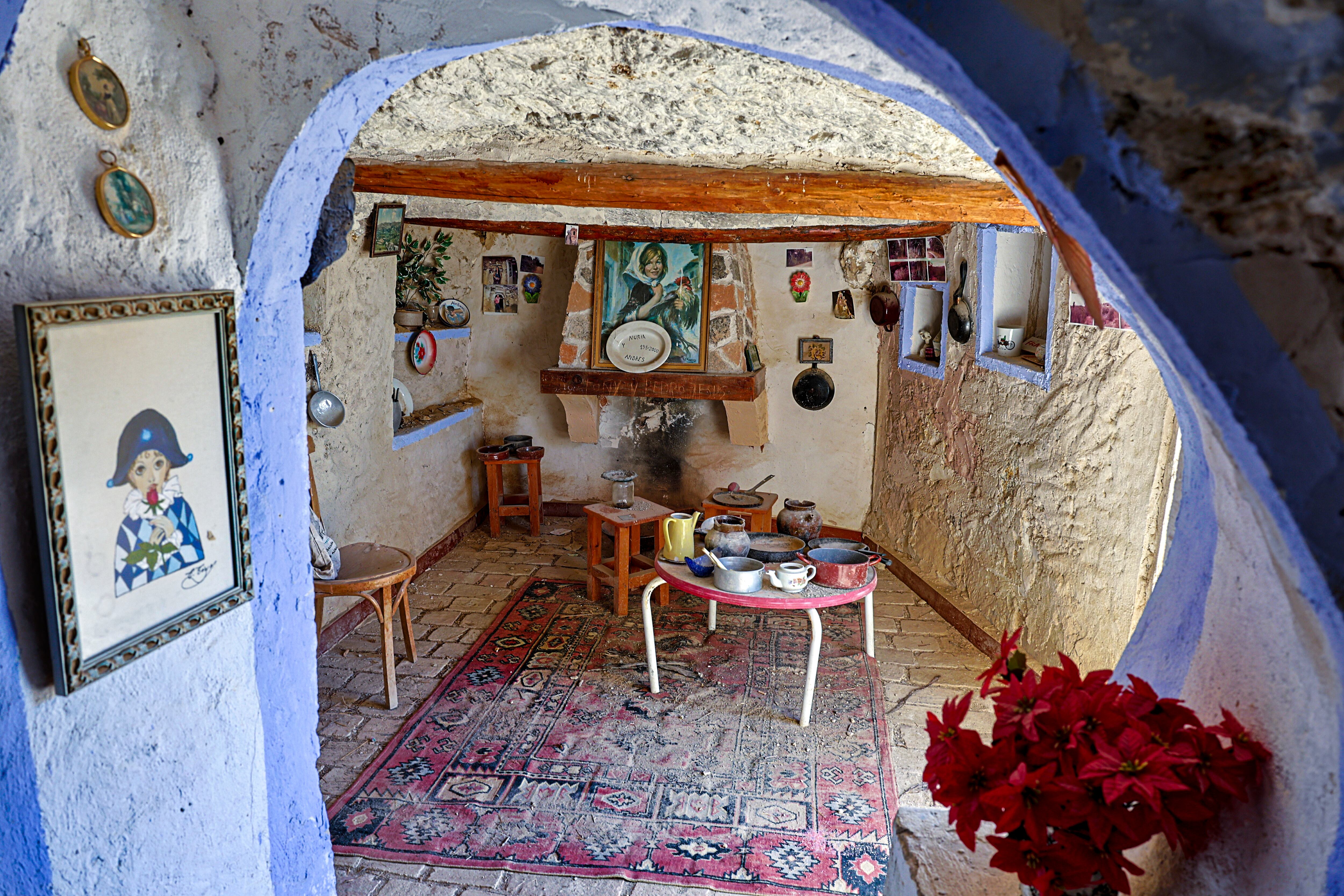  Interior de una de las cuevas del pueblo minero. 