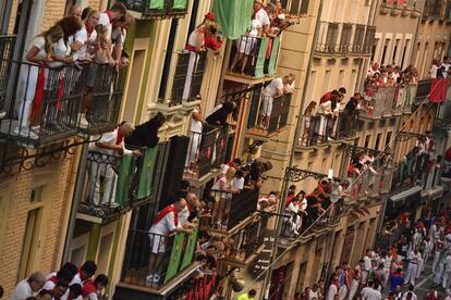 Balcones abarrotados antes del sexto encierro de los Sanfermines, este viernes.