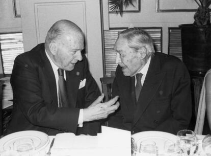 El presidente de la Generalitat, Josep Tarradellas (i), conversa con el escritor Josep Pla durante el acto de entrega del Premio Josep Pla de Prosa Catalana 1979.