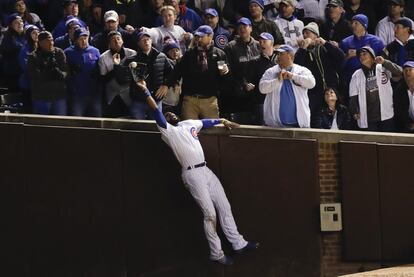 Jason Heyward, de los Chicago Cubs, atrapa una pelota golpeada por Trevor Bauer de los Indios de Cleveland durante la Serie Mundial de Béisbol Mayor, el 30 de octubre de 2016, en Chicago (EE.UU).