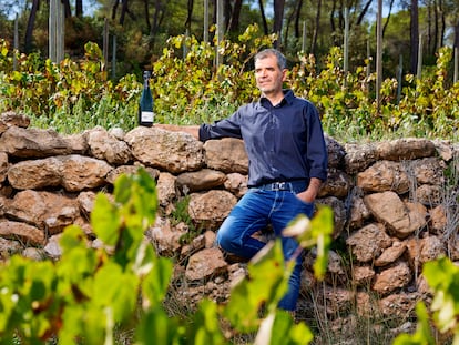 Ton Mata, consejero delegado de Recaredo, en la viña Turó d'en Mota, con la botella Enoteca 1999. Imagen proporcionada por la bodega.