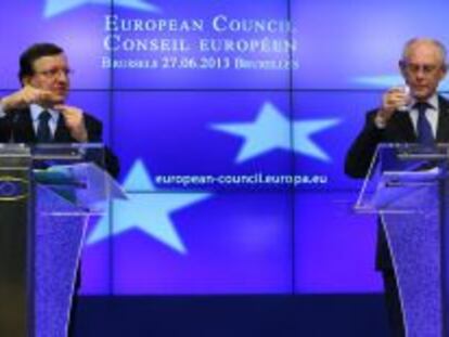 El presidente del Consejo Europeo, Herman Van Rompuy, y el presidente de la Comisi&oacute;n Europea, Jose Manuel Barroso (i) participan hoy, jueves 27 de junio de 2013, en una conferencia de prensa en el marco de la cumbre de jefes de Gobierno en Bruselas (B&eacute;lgica). 
