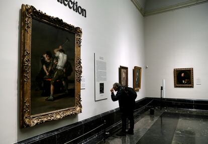 Un visitante consulta al cartela que acompaña al cuadro de Goya 'La fragua'.