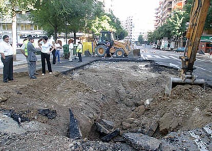 La cañería, bajo el pavimento de la Avenida Rovira Roure de Lleida.