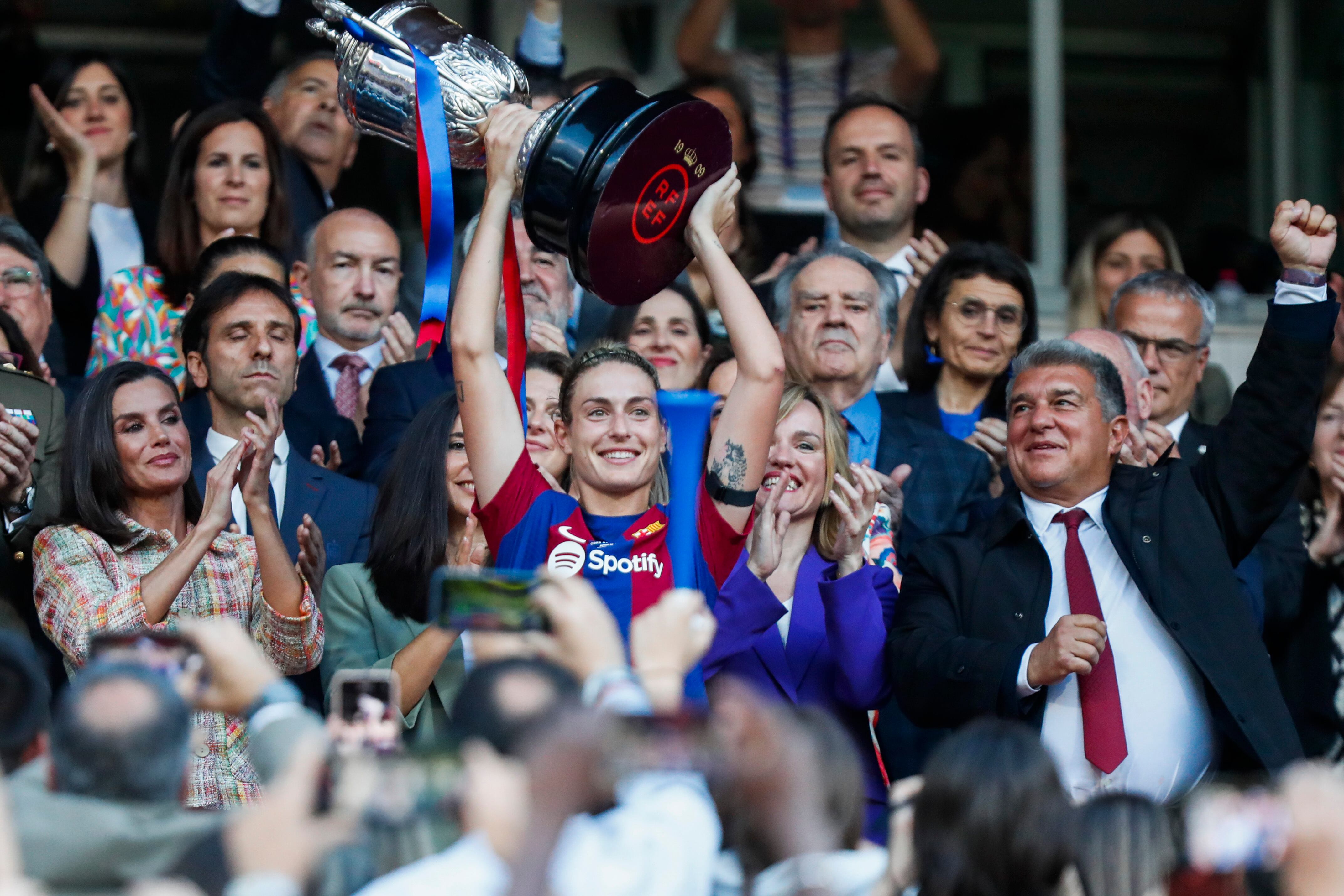 La capitana del Barcelona Alexia Putellas  levanta el trofeo, tras su victoria ante la Real Sociedad en la final de la Copa de la Reina de fútbol que FC Barcelona y Real Sociedad han disputado este sábado en el estadio de La Romareda, en Zaragoza. 