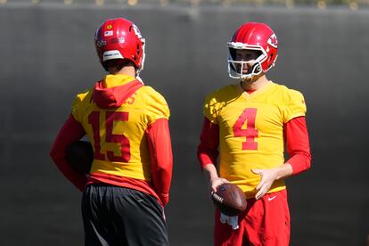 Kansas City Chiefs quarterback Patrick Mahomes (15) talks with backup quarterback Chad Henne (4) during an NFL football practice in Tempe, Ariz., Friday, Feb. 10, 2023.