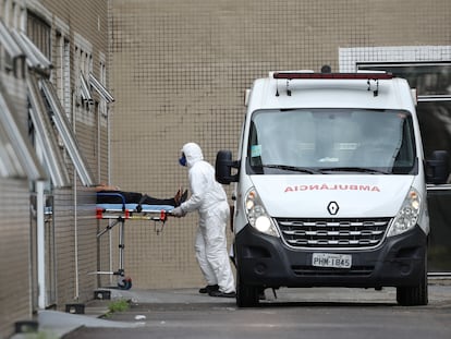 Profissional de saúde transporta paciente com suspeita de covid-19 no Hospital Delphina Aziz, em Manaus, no mês de abril.