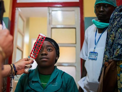 Un médico hace una prueba de visión a una joven paciente en el hospital de Foumban, en el oeste de Camerún.