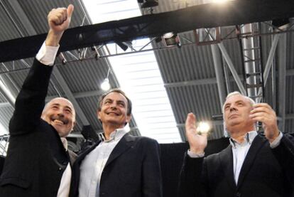 De izquierda a derecha, Javier Losada, José Luis Rodríguez Zapatero y Pachi Vázquez, saludan a los asistentes al mitin en A Coruña.