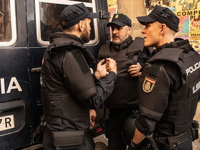 Raúl Arévalo, Roberto Álamo y Patrick Criado, en la serie 'Antidisturbios'.