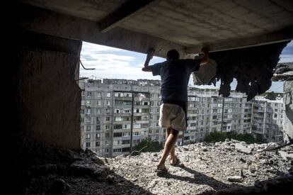 Imagem da fotógrafa Valery Melnikov, da agência Rossiya Segodnya, ganhadora do primeiro prêmio da categoria ‘Projetos de Longo Prazo’. A série fotográfica, chamada ‘Dias Negros na Ucrânia’, mostra vítimas do conflito ucraniano na localidade de Luganskaya onde muitos sofrem com a morte de amigos e familiares, a perda de lares e a frustração de milhares de pessoas.