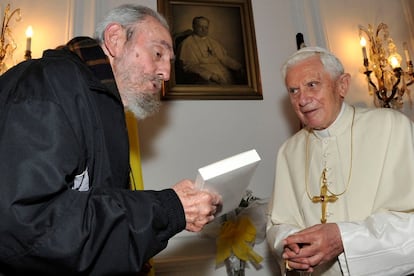Fidel Castro recibe al papa Benedicto XVI en La Habana el 28 de marzo de 2012.