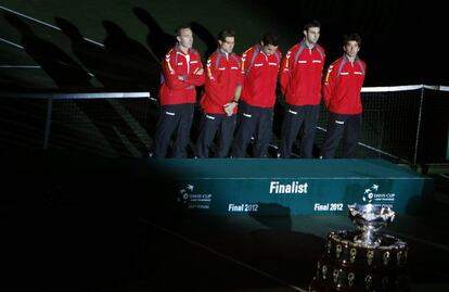 El equipo español en la entrega trofeo.