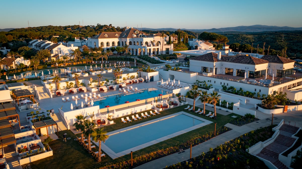 En Sotogrande, no en Ibiza: así es el hotel de Cádiz donde se grabaron las bodas de ‘Culpa nuestra’